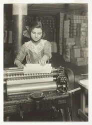 Jeune ouvrier dans une usine de fabrication de boîtes en papier