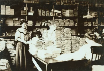 Jeunes femmes triant des papiers dans un entrepôt, c.1905