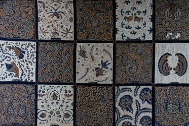 Batik avec motifs traditionnels de couleurs traditionnelles, Surakarta, Java, Indonésie (détail)