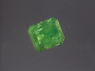 Émeraude taillée en brillant (photo)