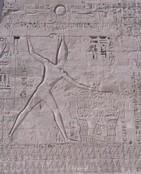 Sculptures sur le mur d