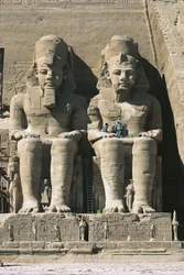 Figures colossales en grès de Ramsès II trônant