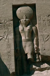 Égypte, Nubie, Abou Simbel, Grand Temple de Ramsès II, façade, niche avec statue du dieu soleil Râ