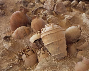 Vue en plongée des amphores endommagées, Akrotiri de Théra, Akrotiri, Santorin, Îles Cyclades, Égée méridionale, Grèce