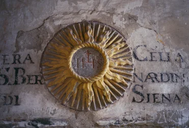Inscriptions et relief représentant le Soleil, cellule du dortoir de San Bernardino, Couvent Saint-François, Fiesole, Toscane, Italie