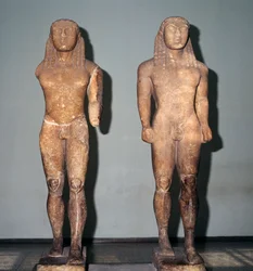Statues en marbre représentant les frères Cléobis et Biton, civilisation grecque, 6ème siècle av. J.-C.