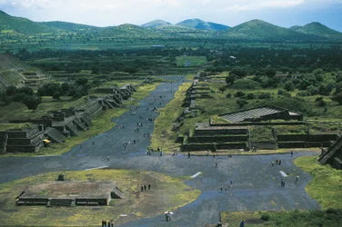 Mexique, Bassin de Mexico, Mexico, Teotihuacan (Cité des Dieux), Pyramide de la Lune et Avenue des Morts