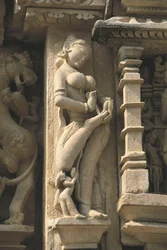 Relief représentant une Surasundari (beauté céleste), temple de Parshvanatha, groupe de monuments de Khajuraho (Liste du patrimoine mondial de l