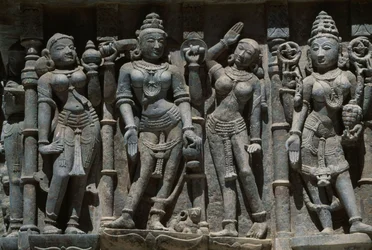 Relief représentant des figures féminines, temple Adishvara, Vimalavasi Tuk, complexe de temples sur la colline de Shatrunjaya, Palitana, Gujarat, Inde