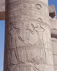 Relief du pharaon tenant la déesse de la justice Maât devant Amon sur un pilier
