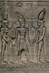 Relief avec Thoutmôsis III et les dieux Heka et Khnoum, Façade de la salle hypostyle du temple de Khnoum, Esna, Égypte, civilisation égyptienne, Détail avec Pharaon