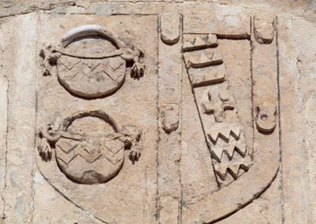 Espagne, Castille-La Manche, Cerro de San Cristobal, Belmonte, Château de Belmonte, détail architectural montrant le blason du marquis de Villena