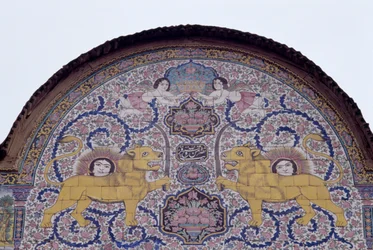 Soleil et lion, emblème royal de la dynastie Qajar, décoration en carreaux polychromes sur la façade de la maison Qavam également connue sous le nom de Narenjestan e Ghavam