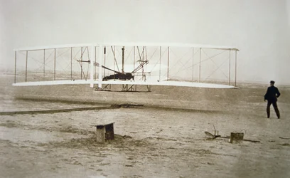 Les frères Wright effectuant leur premier vol motorisé