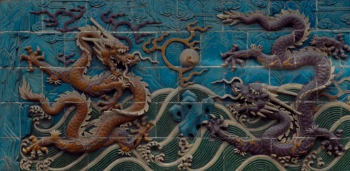 Deux dragons jouant avec les perles enflammées, majolique polychrome émaillée, détail du Mur des Neuf-Dragons, Parc Beihai, Pékin, Chine. Civilisation chinoise