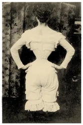 Femme portant un corset vers 1865