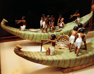 Modèle en bois de bateaux de pêche et filet (détail)