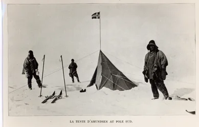 Tente laissée au pôle Sud par Roald Amundsen (1872-1928) en 1911, 1912