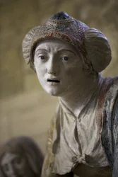 Sainte femme en bonnet (pierre peinte)