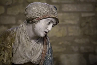 Femme sainte avec un bonnet