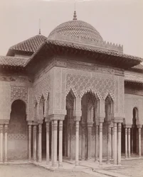 [Cour des Lions, Alhambra, Grenade], 1880s-90s