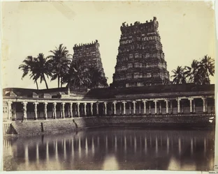Madura. La Grande Pagode, Mootoo Alaghur et East Gopurum depuis le réservoir