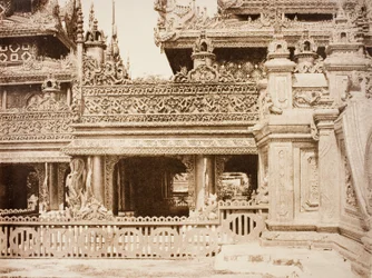 No. 92. Amerapoora. Une autre partie du balcon de Kyoung No. 86 [Maha-too-lo-Bounghian Kyoung]