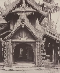 Pugahm Myo : Porte sculptée dans la cour de la pagode Shwe Zeegong, du 20 au 24 août ou le 23 octobre