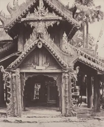 Pugahm Myo : Porte Sculptée dans la Cour de la Pagode Shwe Zeegong