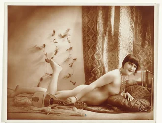 Nu féminin allongé avec mandoline