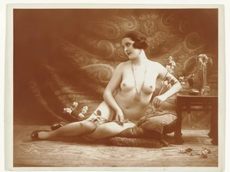 Nu féminin avec des fleurs