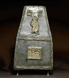 Archéologie du Moyen Âge : boîte en argent pour reliques