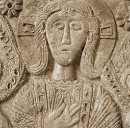 Archéologie du Moyen Âge : détail du Christ, bas-relief de l