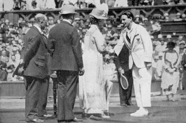 Jean Borotra reçoit sa médaille de la reine Mary sur le court central, 1926