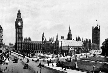 Les Chambres du Parlement et Westminster Hall vues de Parliament Square, Londres, vers 1905