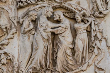 Marie visitant Élisabeth, détail des scènes de la vie du Christ (bas-reliefs de Lorenzo Maitani, avant 1275-1330, troisième colonne, façade de la cathédrale d