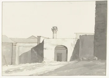 Colonne antique et bâtiments dans le port de Brindisi