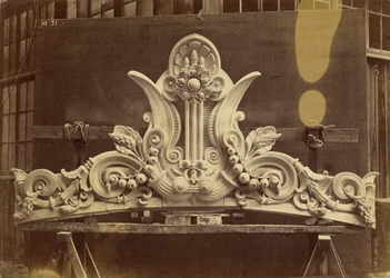 Amortissement des frontons des pavillons. Facade principale.