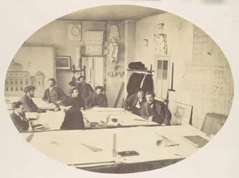 [Charles Garnier dans la salle de dessin en concevant le nouvel Opéra de Paris], vers 1870