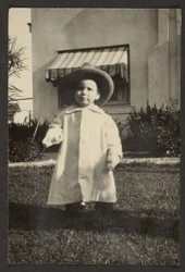 [Bébé au grand chapeau]