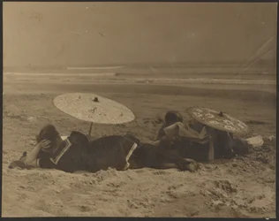 [Scène de plage avec parapluies en papier]