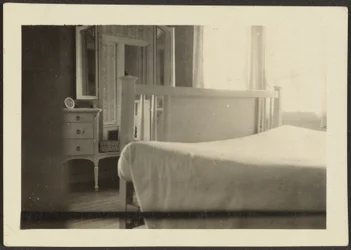 [Intérieur de la chambre]