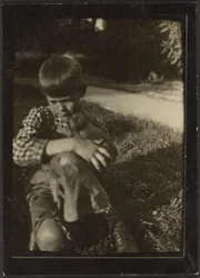 [Garçon tenant un petit animal]