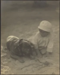 [Un garçon assis avec un chien]
