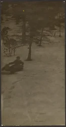 [Garçon faisant de la luge en bas d