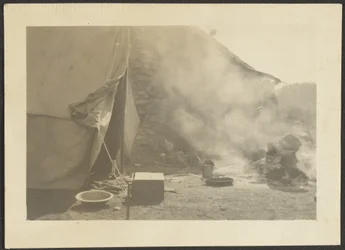 [Scène de camp]