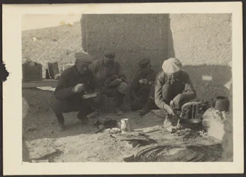 [Repas au feu de camp]