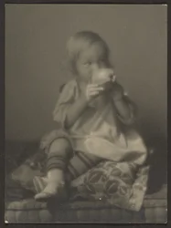 Enfant avec une pomme