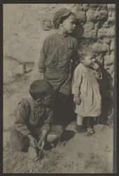 [Les enfants contre le mur de pierre]
