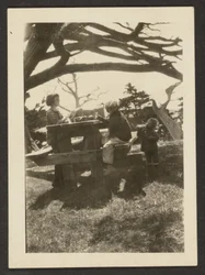 [Enfants à une table de pique-nique]